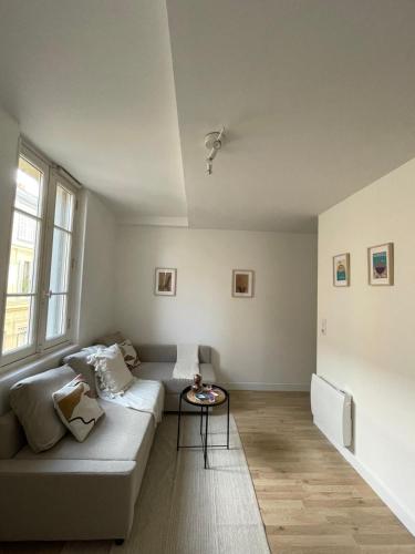 un salon avec un canapé et une table dans l'établissement Charmant T2 rénové, proche du Vieux Port, à Marseille