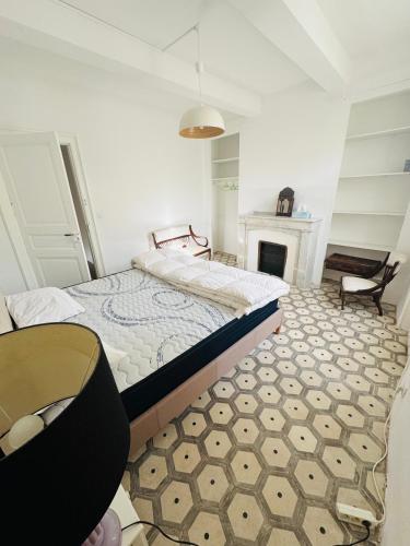une chambre avec un lit et une cheminée dans l'établissement Le petit château de vacances, à Ginestas
