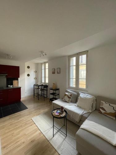un salon avec un canapé et une table dans l'établissement Charmant T2 rénové, proche du Vieux Port, à Marseille