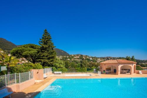 - une piscine avec un kiosque et une maison dans l'établissement Maison de Gathen, à Cavalaire-sur-Mer