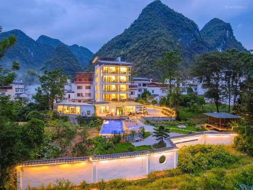 un'immagine di un resort con montagne sullo sfondo di Whispering Retreat a Yangshuo