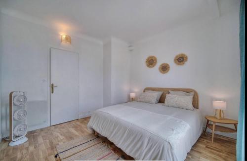 - une chambre blanche avec un lit et un haut-parleur dans l'établissement Proche Palais Des Festivals, Mer, plage By Palmazur, à Cannes