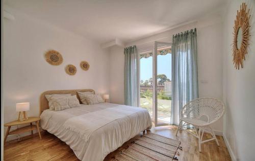 une chambre avec un lit et une grande fenêtre dans l'établissement Proche Palais Des Festivals, Mer, plage By Palmazur, à Cannes