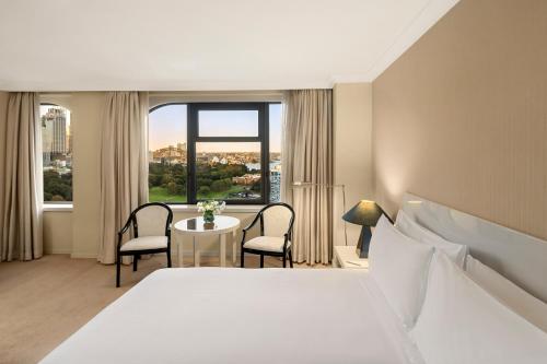 Postel nebo postele na pokoji v ubytování The Sydney Boulevard Hotel