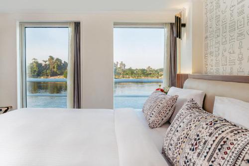 Кровать или кровати в номере Savoy Yacht - Exclusive Nile Cruise from Luxor to Aswan