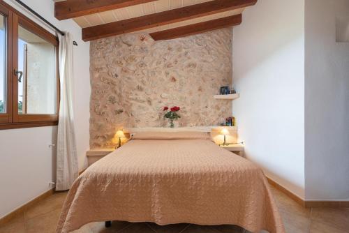 a bedroom with a bed in a room at Cas Batlet in S'Horta