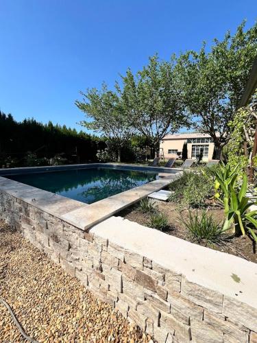 une piscine dans un mur de soutènement en briques dans l'établissement La provence avec piscine privative en campagne, à Pernes-les-Fontaines