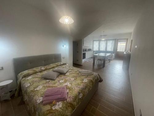 Un dormitorio con una cama grande y un comedor. en Angela, en Teulada
