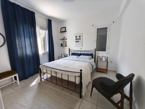 Ένα ή περισσότερα κρεβάτια σε δωμάτιο στο Paphos-Limnaria Garden