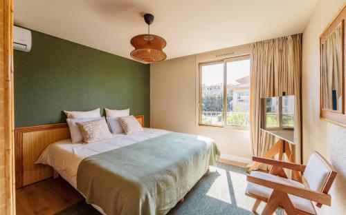 - une chambre dotée d'un lit avec un mur vert dans l'établissement Appartement Chic 3 Chambres Saint-Tropez, à Saint-Tropez