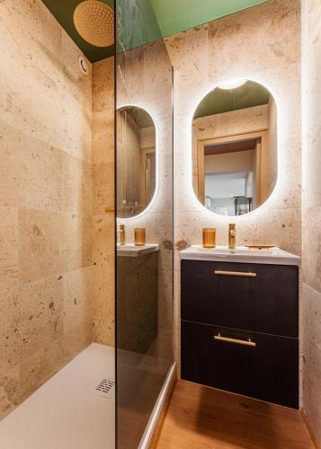 une salle de bain avec un lavabo et une douche dans l'établissement Appartement Chic 3 Chambres Saint-Tropez, à Saint-Tropez
