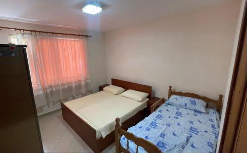 ein kleines Schlafzimmer mit zwei Betten und einem Fenster in der Unterkunft Ap Relax , Golem - Mali robit in Golem