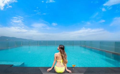 Bassenget på eller i nærheten av Canvas Danang Beach Hotel