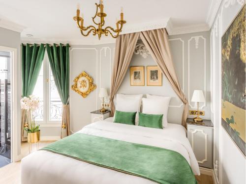 une chambre avec un grand lit blanc avec des oreillers verts dans l'établissement Merveil - Luxury Suite -Champs Elysees-Ponthieu II, à Paris