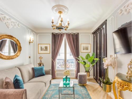 un salon avec un canapé et une table dans l'établissement Merveil - Luxury Suite -Champs Elysees-Ponthieu II, à Paris