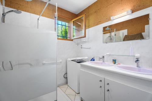 ein Badezimmer mit zwei Waschbecken und einer Dusche in der Unterkunft Jolie Maison Proche De La Plage in La Londe-les-Maures