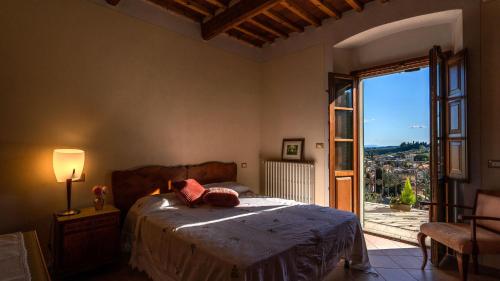 Postel nebo postele na pokoji v ubytování Panoramic villa between Lucca and Florence