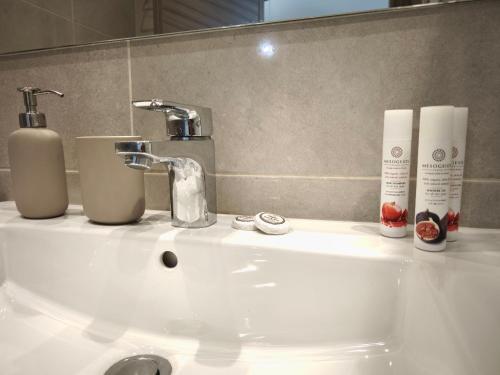 Ένα μπάνιο στο Luxury Apartment on Eleutherias Square 50m from Metro