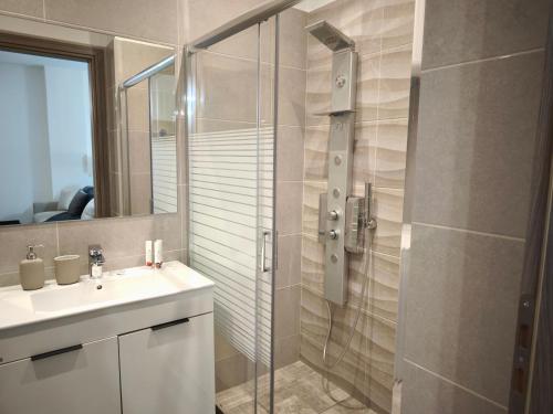 Ένα μπάνιο στο Luxury Apartment on Eleutherias Square 50m from Metro