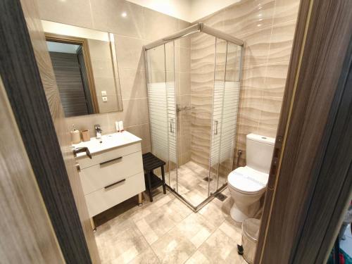 Ένα μπάνιο στο Luxury Apartment on Eleutherias Square 50m from Metro