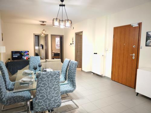 Μια τηλεόραση ή/και κέντρο ψυχαγωγίας στο Luxury Apartment on Eleutherias Square 50m from Metro