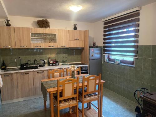 Kuchyň nebo kuchyňský kout v ubytování Villa Enigma