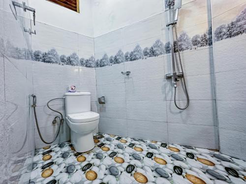 a bathroom with a shower and a toilet in it at CAO Ella in Ella