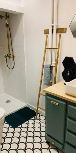 une salle de bain avec une armoire bleue et des toilettes dans l'établissement Studio à 2 pas du Moulin Rouge, à Paris