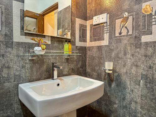 a bathroom with a white sink and a mirror at CAO Ella in Ella