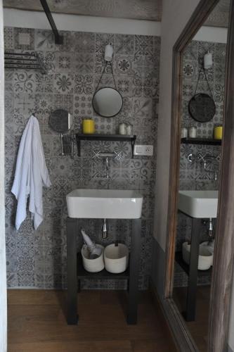 a bathroom with two sinks and a mirror at Brin d'Olivier en Luberon in Gargas