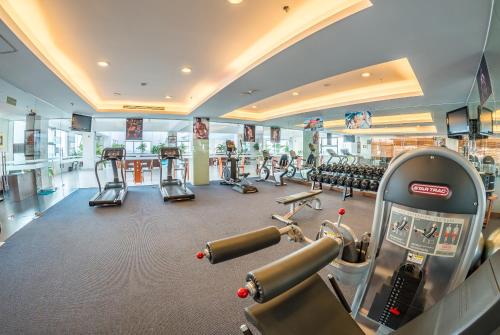 Posilňovňa alebo fitness centrum v ubytovaní Aurora Hotel Plaza