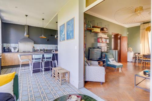 un salon et une cuisine avec comptoir dans l'établissement Très belle Maison avec Piscine et Jardin, à Bordeaux