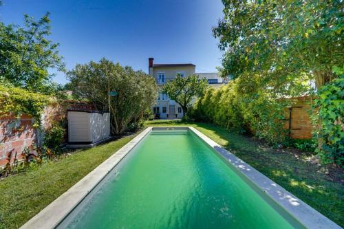 une piscine dans la cour d'une maison dans l'établissement Très belle Maison avec Piscine et Jardin, à Bordeaux