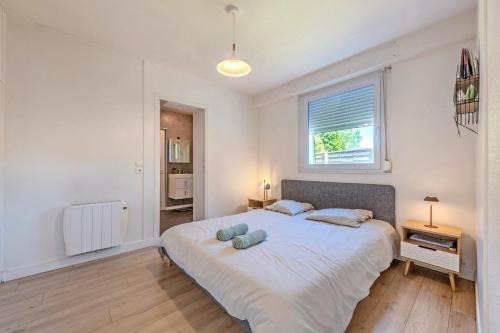 モルレーにあるLa maison de Kerscovieの窓のある大きな白いベッドのある寝室