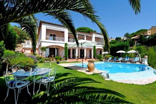 une villa avec piscine et une maison dans l'établissement Villa Sea View at Eden Roc Hotel, Pool, Ocean, Beach, BBQ, à Vallauris
