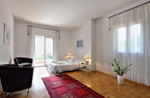 une chambre avec un lit et un salon dans l'établissement Villa Sea View at Eden Roc Hotel, Pool, Ocean, Beach, BBQ, à Vallauris