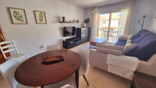 a living room with a table and a couch at Apartamento Alcazar in Almuñécar