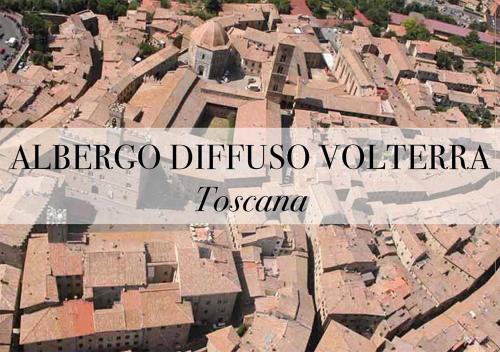 eine Luftaufnahme einer Stadt mit dem Text Albergo Diffrio Vitt in der Unterkunft Albergo Diffuso Volterra in Volterra
