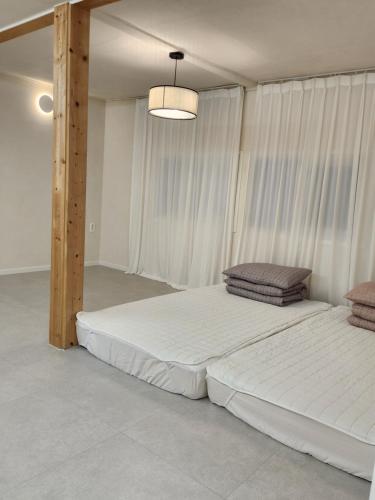 Postel nebo postele na pokoji v ubytování NK House