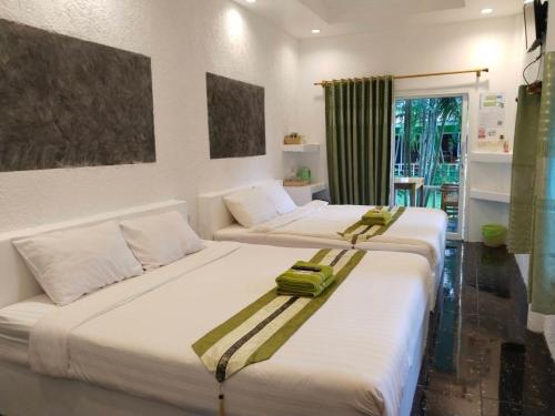 Postel nebo postele na pokoji v ubytování Green Resort Koh Chang