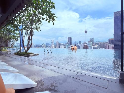 Бассейн в Luxury Axon Residence Bukit Bintang Suites KLCC PAVILION или поблизости