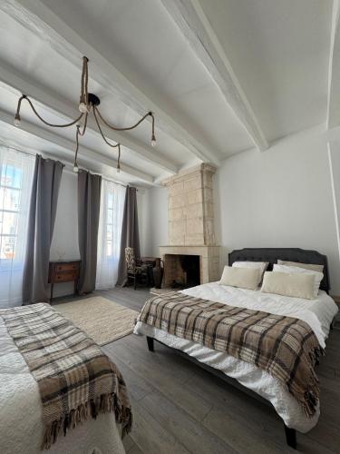 - une chambre avec un grand lit et une cheminée dans l'établissement lieu cosy, Vieux Port à pied, à La Rochelle