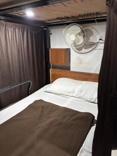 Postel nebo postele na pokoji v ubytování aaram ac dormitory