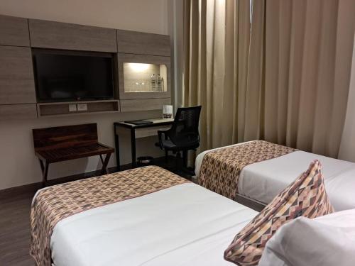 Postel nebo postele na pokoji v ubytování Rhythm Gurugram Hotel & Suites, Sohna Road