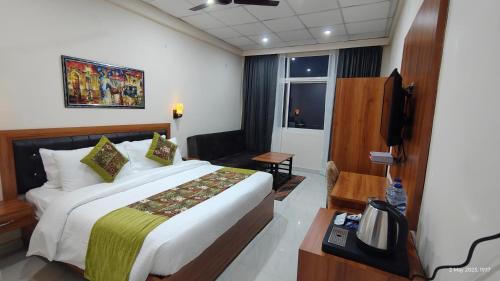 a hotel room with a bed and a television at Ai 360 Degree Hotel Lansdowne in Lansdowne