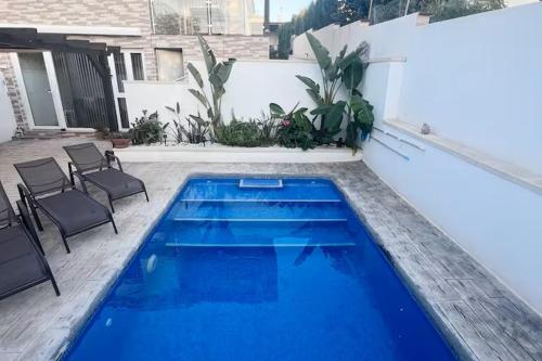 Vacker villa med privat pool, lounge och stor grillplats