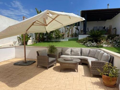 Vacker villa med privat pool, lounge och stor grillplats