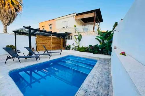 Vacker villa med privat pool, lounge och stor grillplats