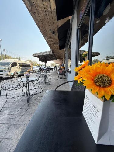 Restoran atau tempat lain untuk makan di Lopburi Sity hotel โรงแรมลพบุรี ซิตี้