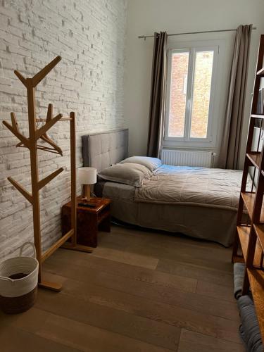 une chambre avec un lit et une fenêtre dans l'établissement Toulouse Capitole superbe appartement, à Toulouse
